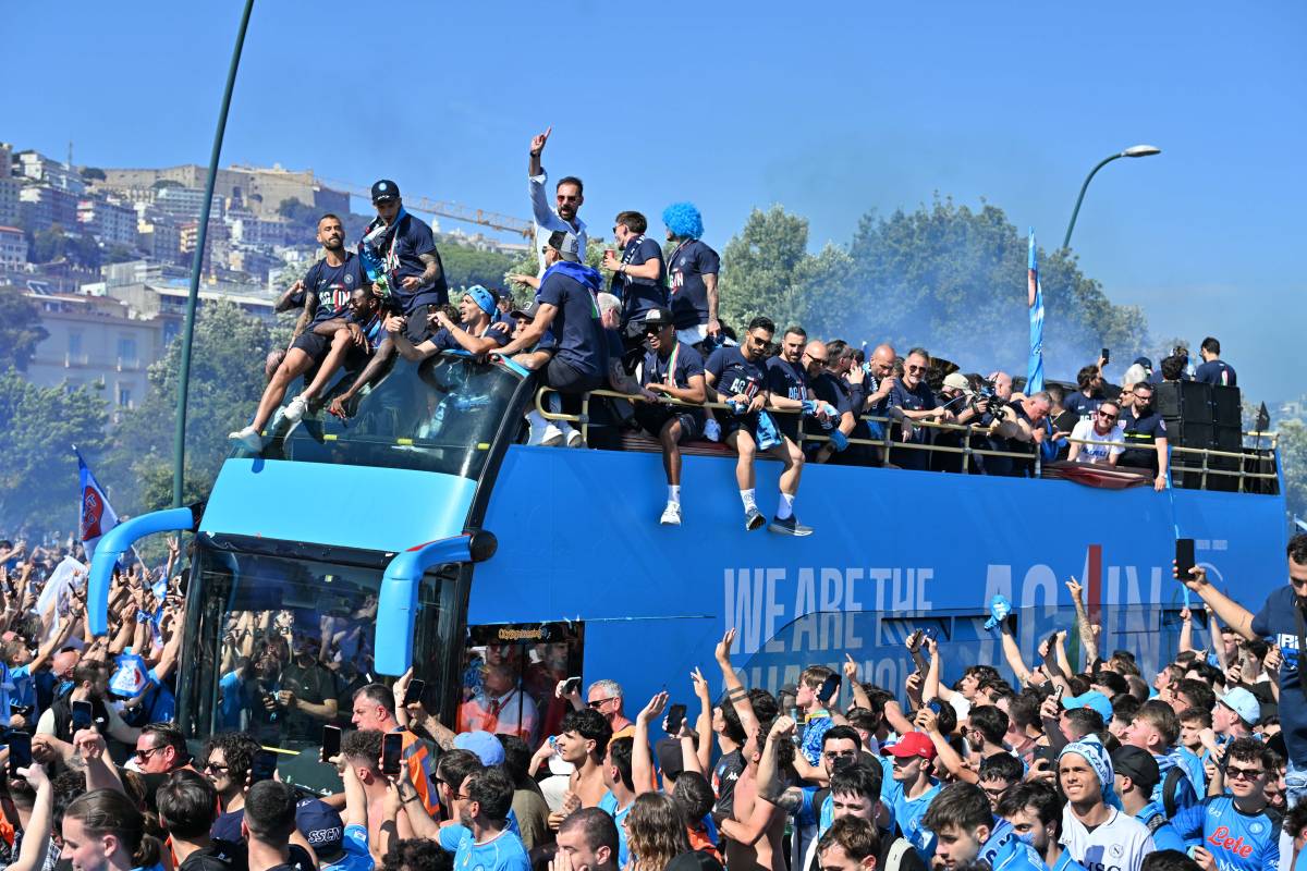 Napoli saluta i suoi campioni. In 200mila per lo scudetto