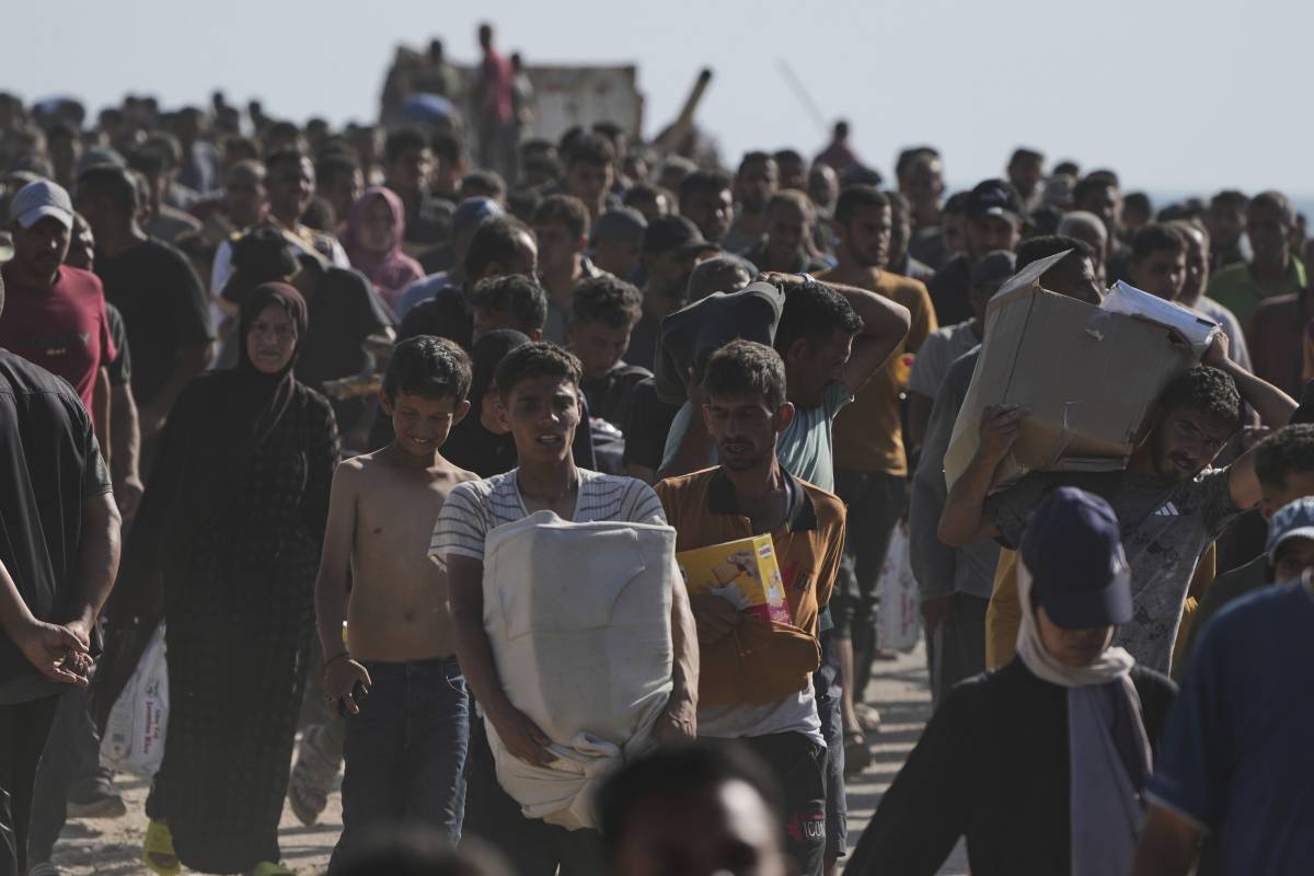 L'assalto e gli spari in aria: Gaza nel caos per la consegna degli aiuti. Accuse tra Israele e ONU