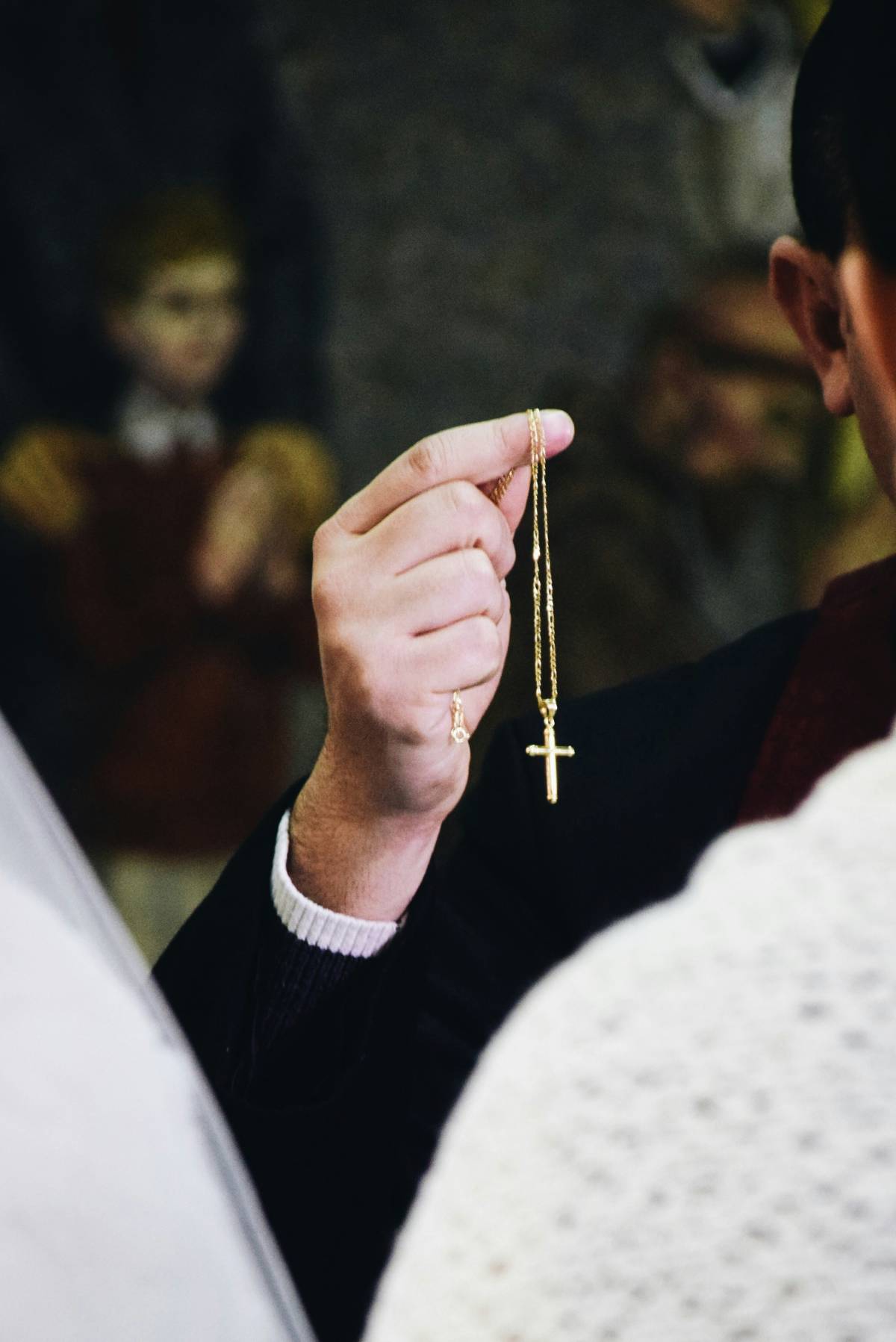 Preti pedofili, 115 vittime in 2 anni (soprattutto ragazzi delle medie)