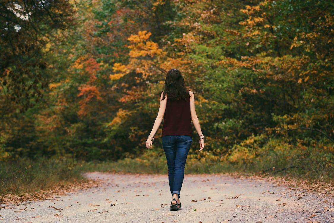 Jeans, come li abbini? Il segreto dell'eleganza è nell'outfit: 5 idee per le over 50