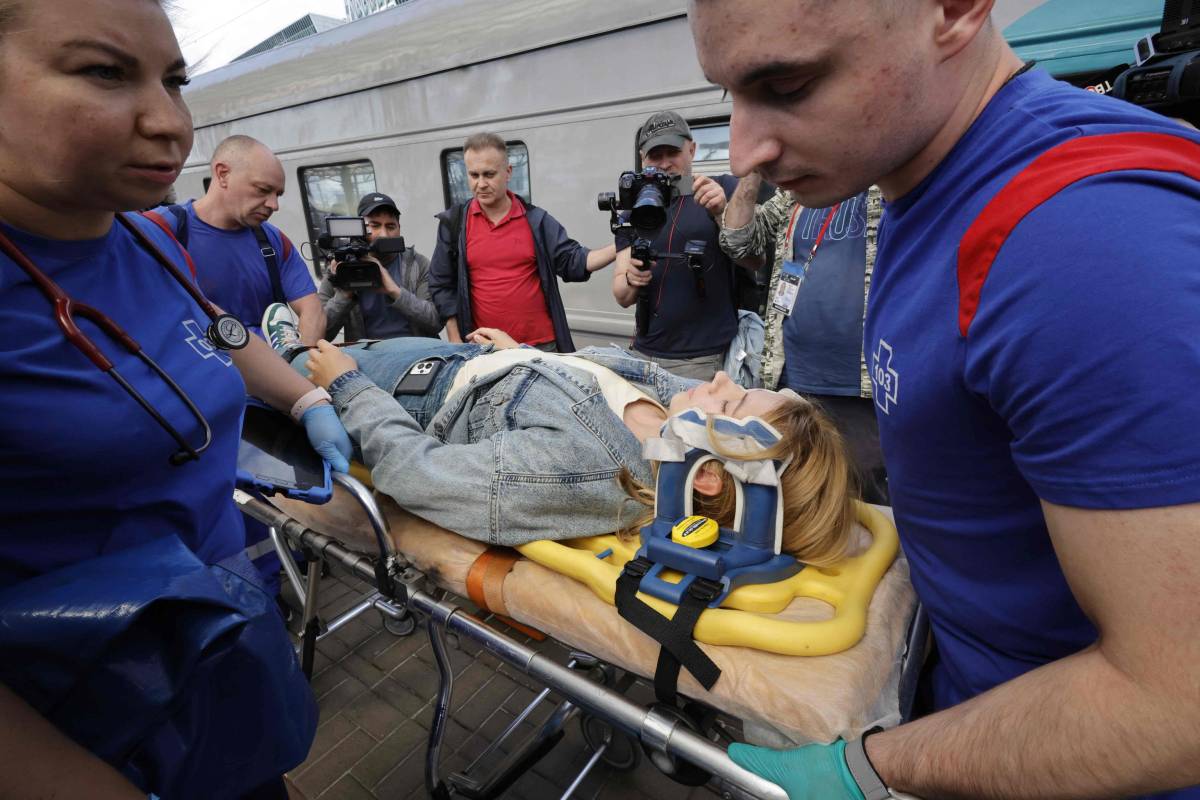 Blitz contro treno militare: 7 morti e due ponti distrutti. Mosca: "Siamo sotto attacco"