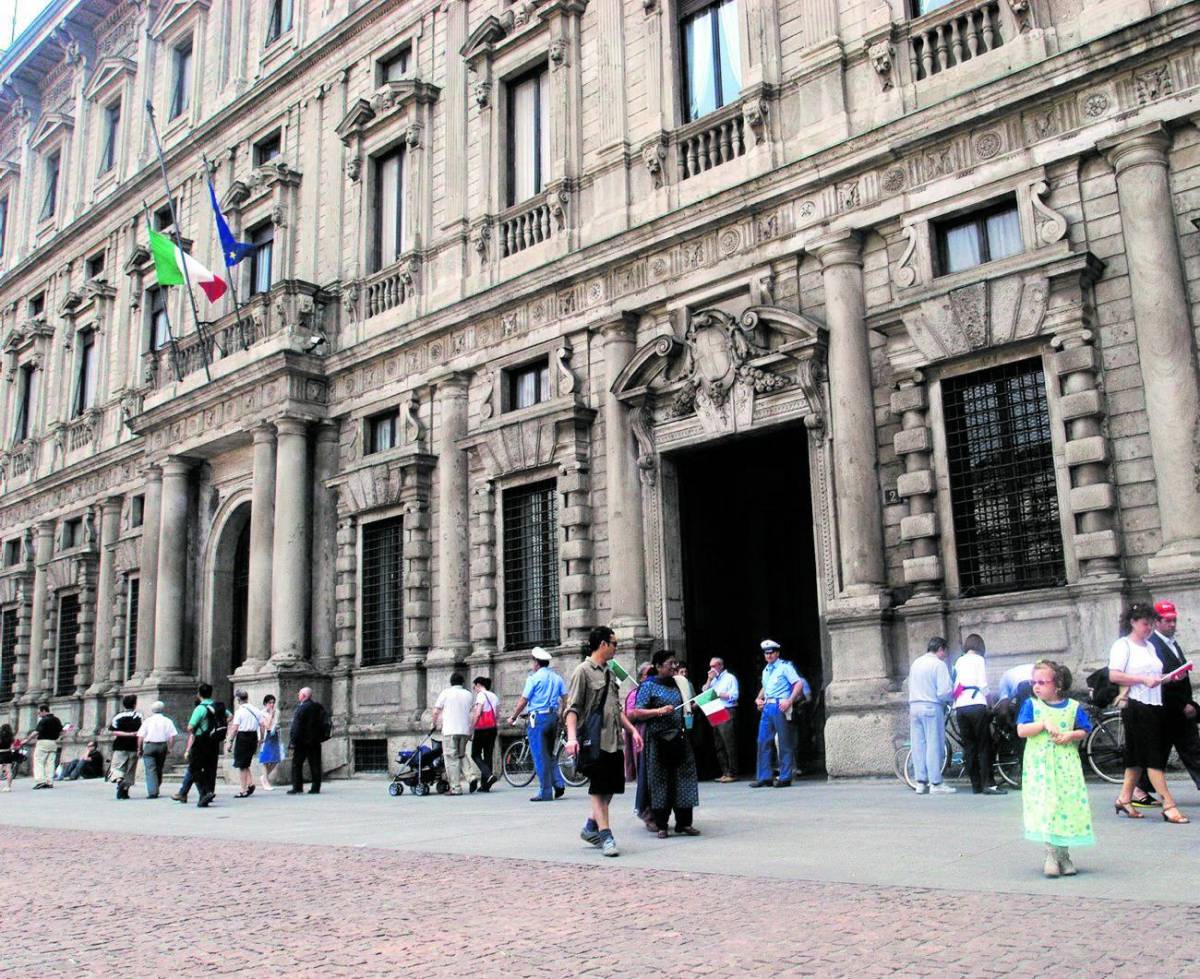 La fanfara, alzabandiera, banda e Palazzo Marino aperto a tutti