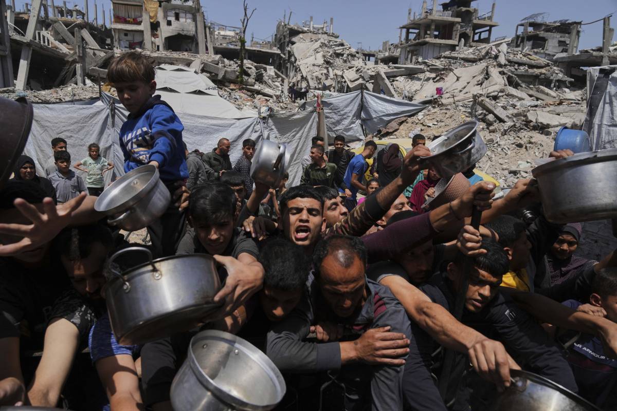 "Distrutti depositi di armi e combattenti eliminati". Israele amplia l'offensiva di terra a Gaza
