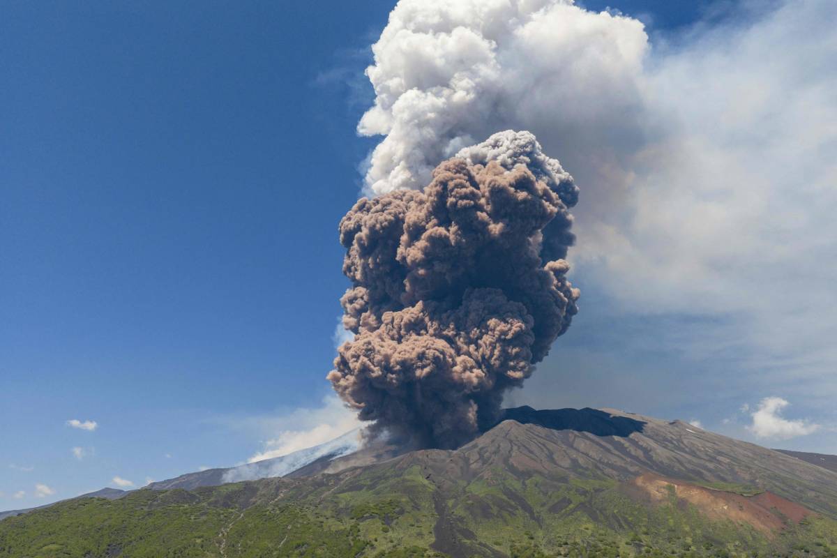 Etna, crolla parte del cratere: nube eruttiva alta chilometri