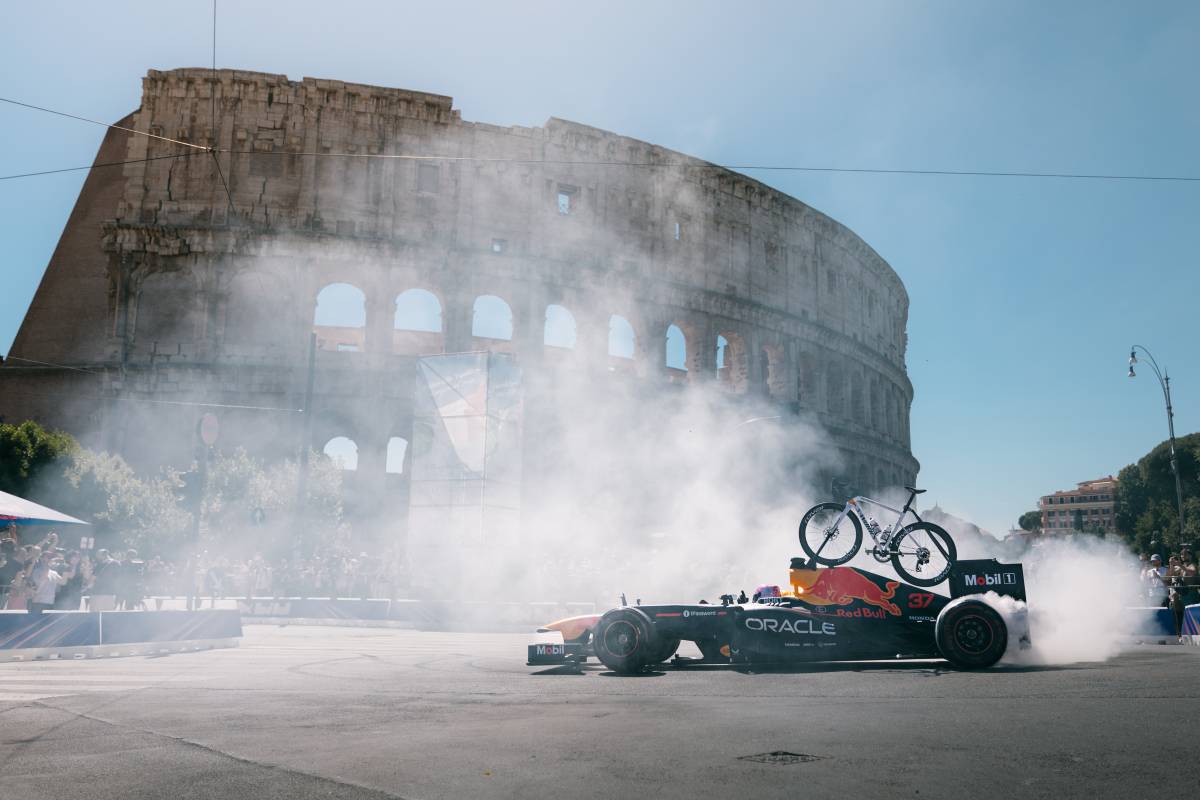 Show Red Bull con una F1 a Roma, per celebrare il Giro d'Italia