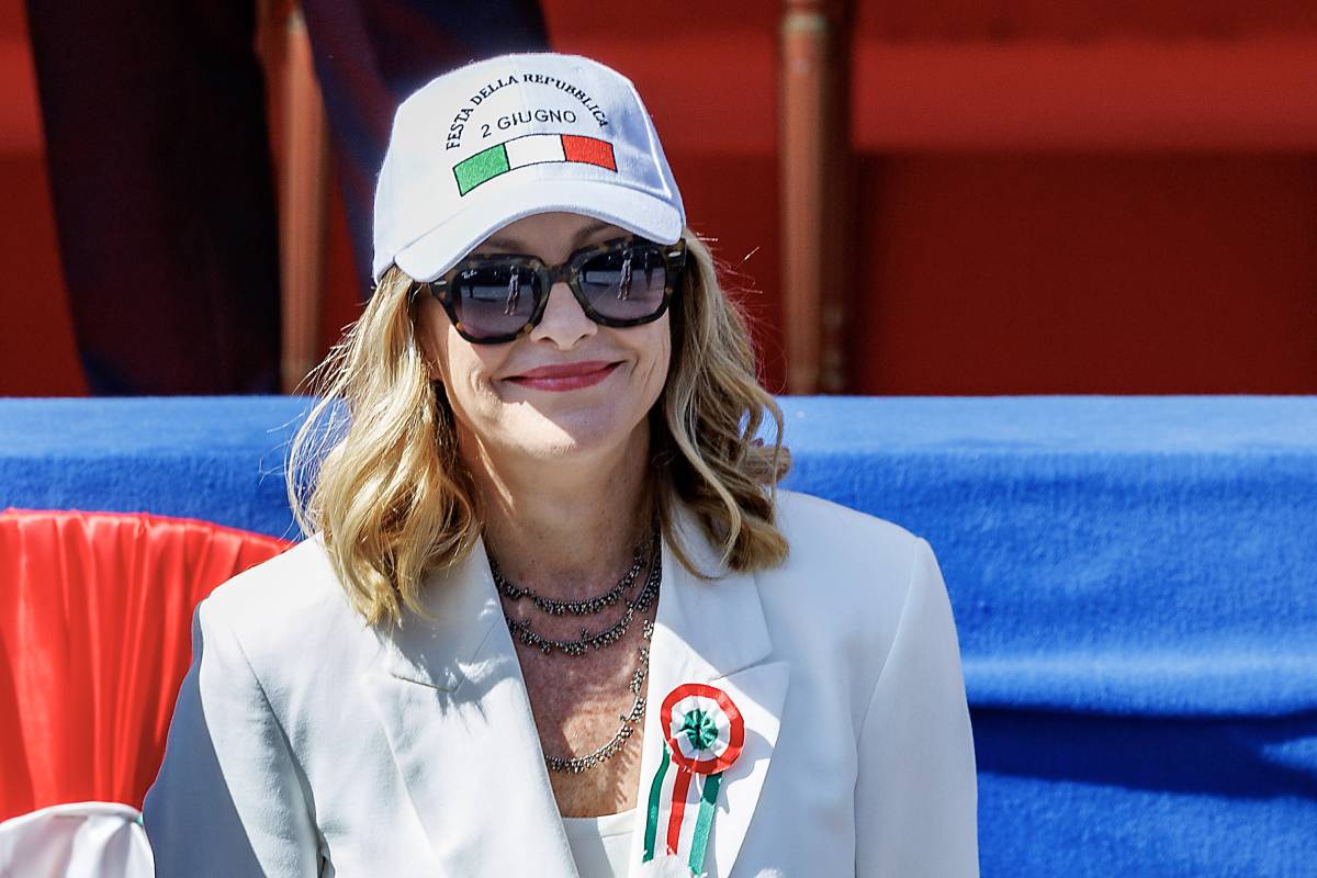 Meloni: "Al seggio ma non ritirerò le cinque schede". E oggi vede Macron