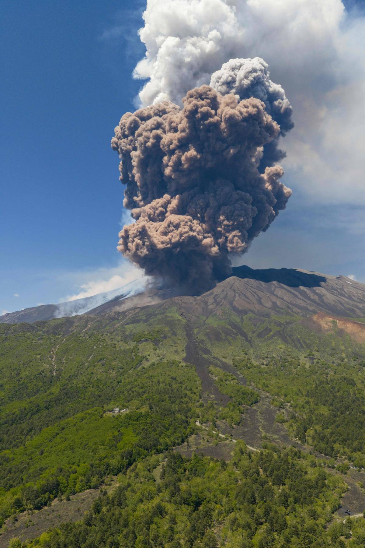 Tra paura e video virali l'Etna fa tremare la Sicilia