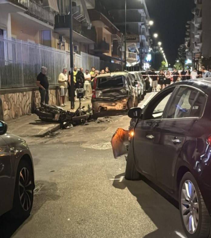 In tre su uno scooter contro un'auto: gravi due giovani nel Napoletano