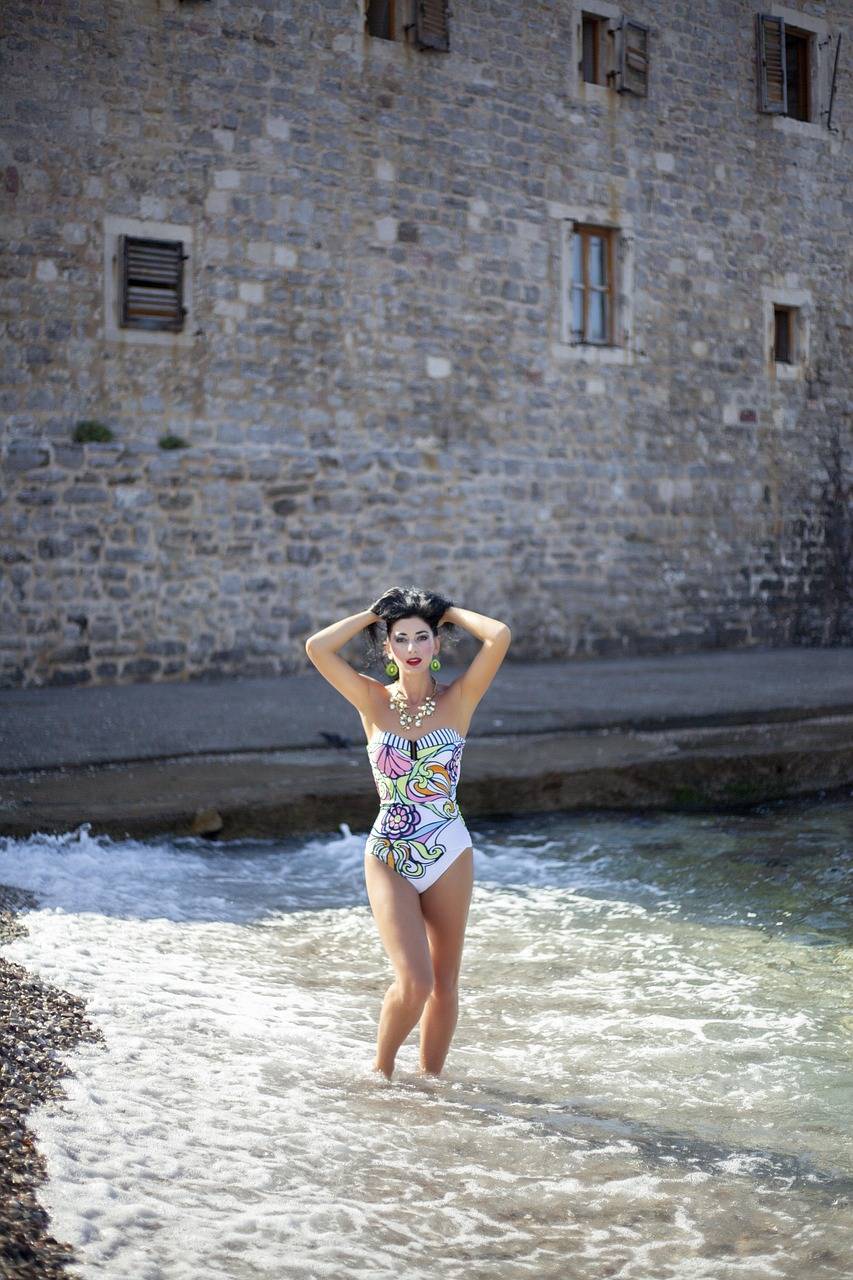 In bikini per il centro storico: rivolta di residenti e commercianti