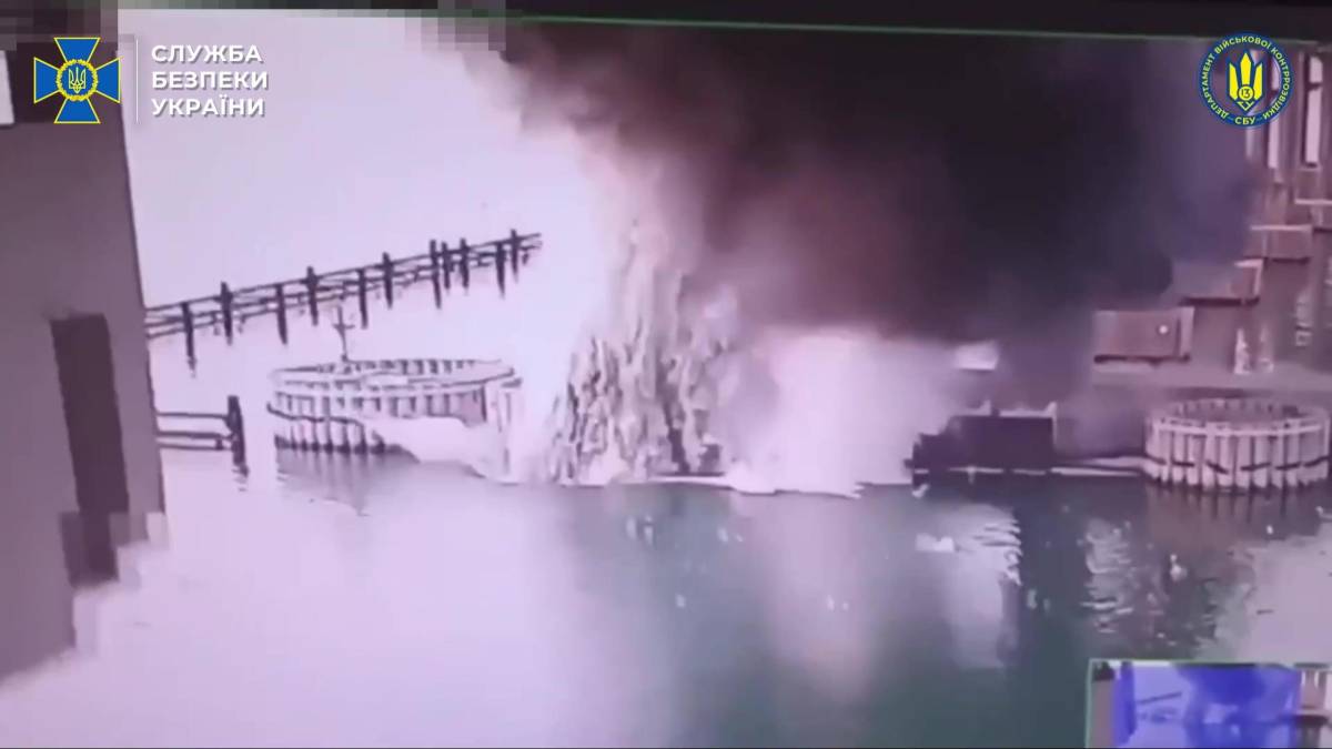 Colpito il ponte per la Crimea. Kiev beffa ancora le difese russe