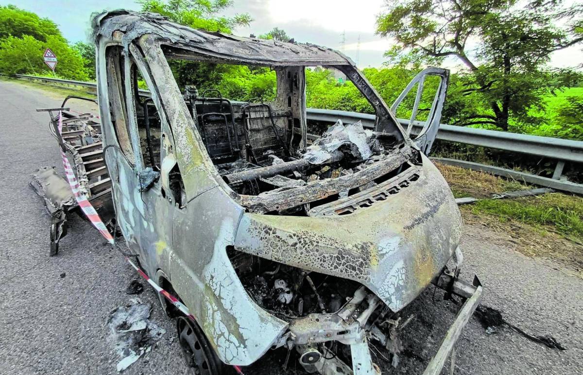 Rapina al polo logistico: spari, fiamme e chiodi