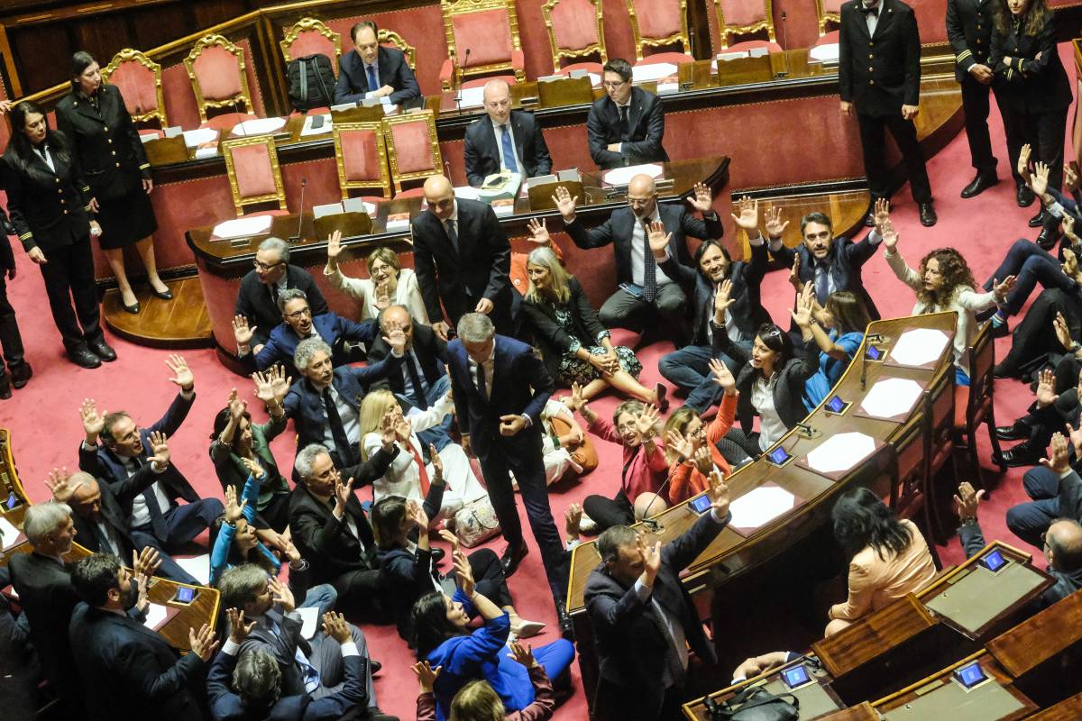 Dl Sicurezza è legge. Caos in Aula. Meloni: "Tuteliamo i cittadini"