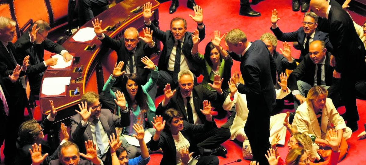 Seduti con le mani alzate: pagliacciata al Senato