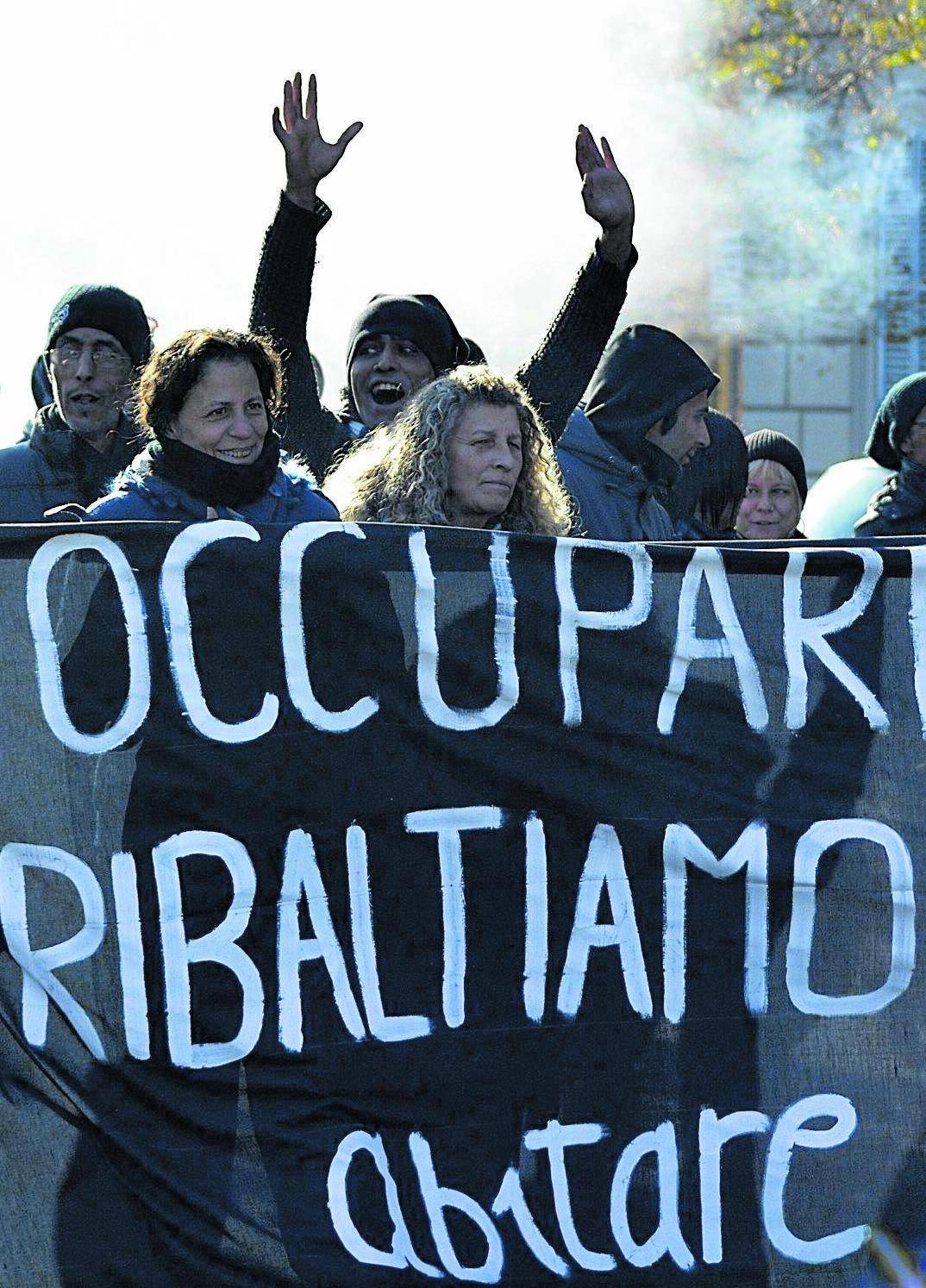 Occupazioni e agenti feriti: i numeri che la sinistra nega