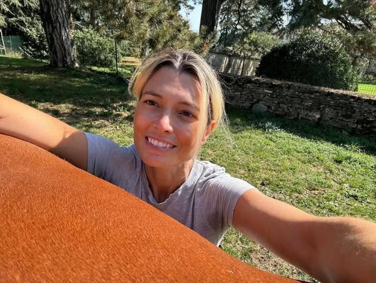 I sorrisi col nuovo compagno, le carezza alla figlia: Carlotta Mantovan ritrova la felicità