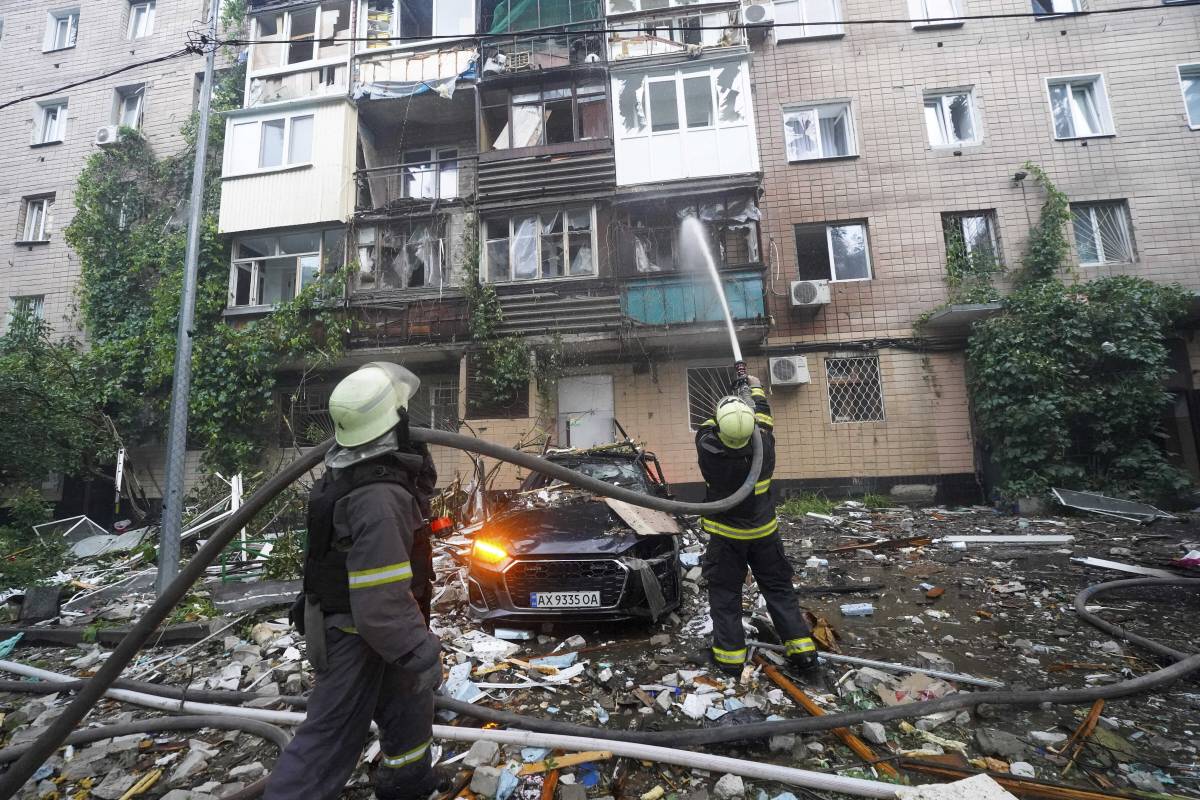 Nuovi raid in Ucraina. Trump: "Hanno dato motivo a Mosca". Zelensky: "Putin assassino di bimbi"