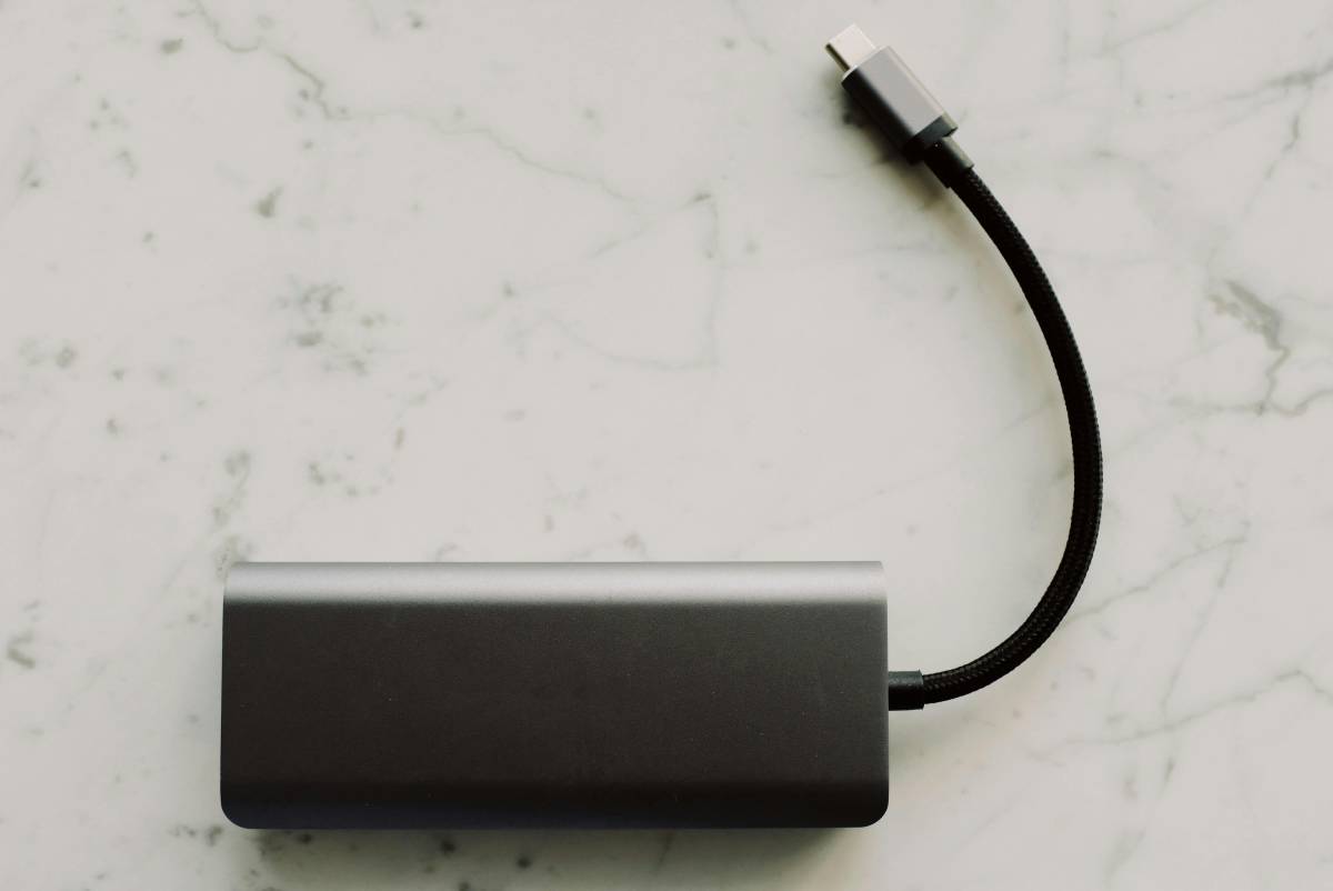 Si può portare il powerbank in aereo? Da Rayanair a Easyjet, tutto quello che c'è da sapere
