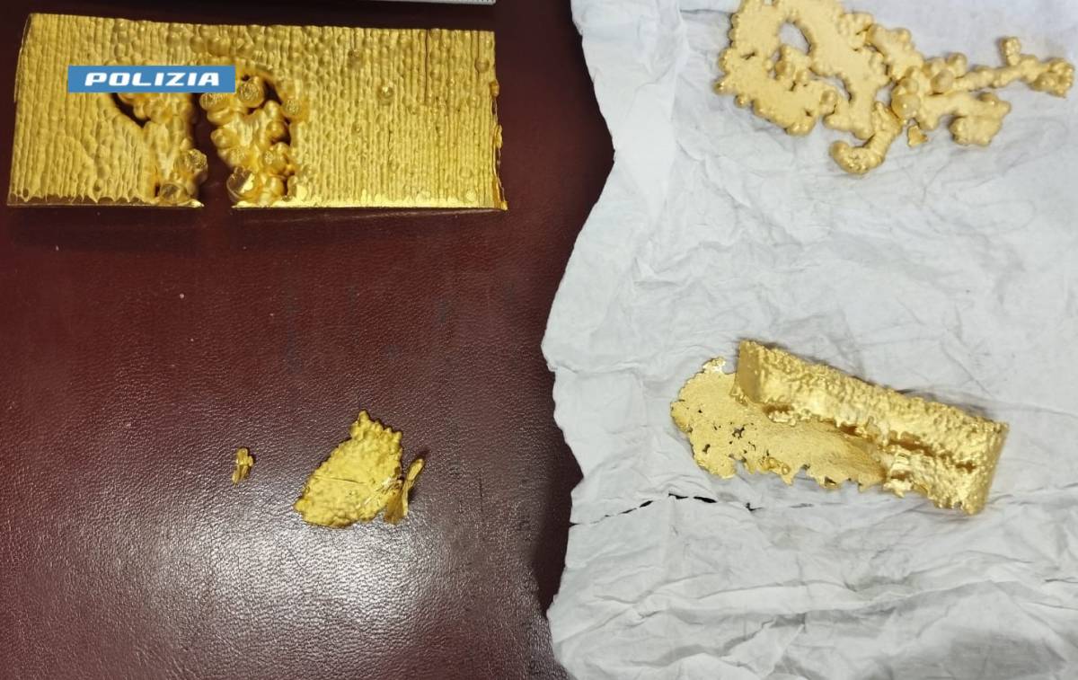 Ruba oro nella fonderia dove lavora. Incredibile: dove lo nascondeva