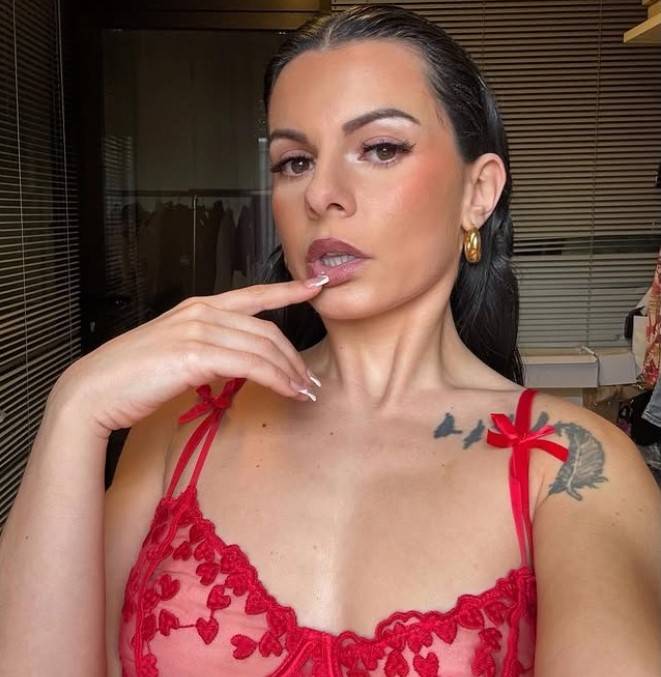 Maestra licenziata per Onlyfans denuncia il padre dell'ex alunno: "Ha pagato..."