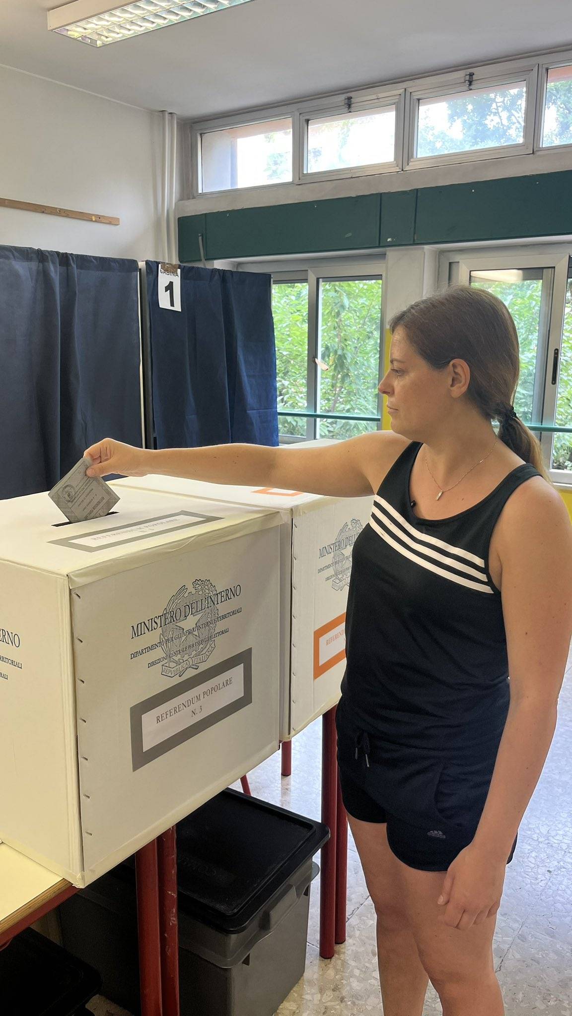 Salis come al mare: va a votare in canottiera e pantaloncini