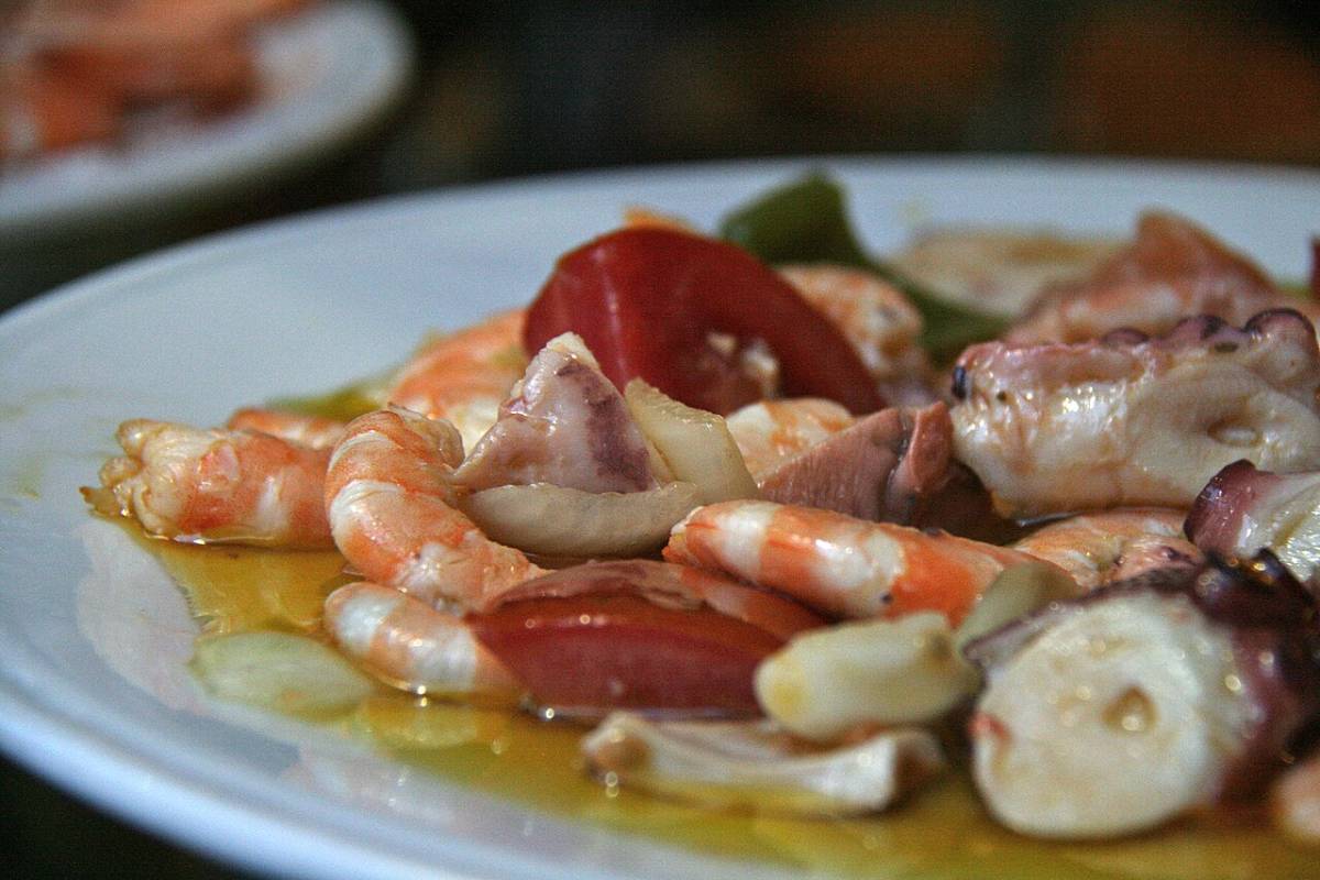 Allarme listeria, Lidl e Aldi ritirano queste insalate di mare dai supermercati: i lotti a rischio