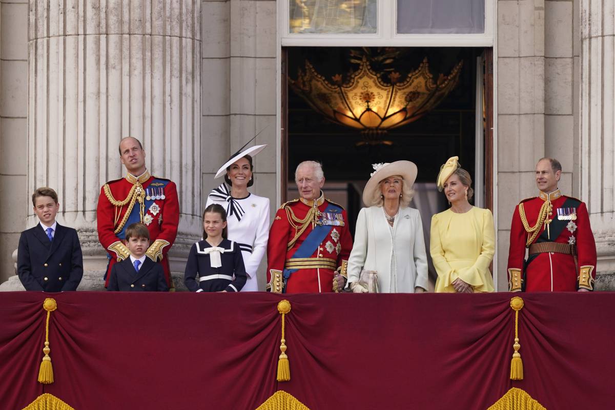 La carrozza, Kate e il premio a Meghan: gli eventi contrapposti della royal family