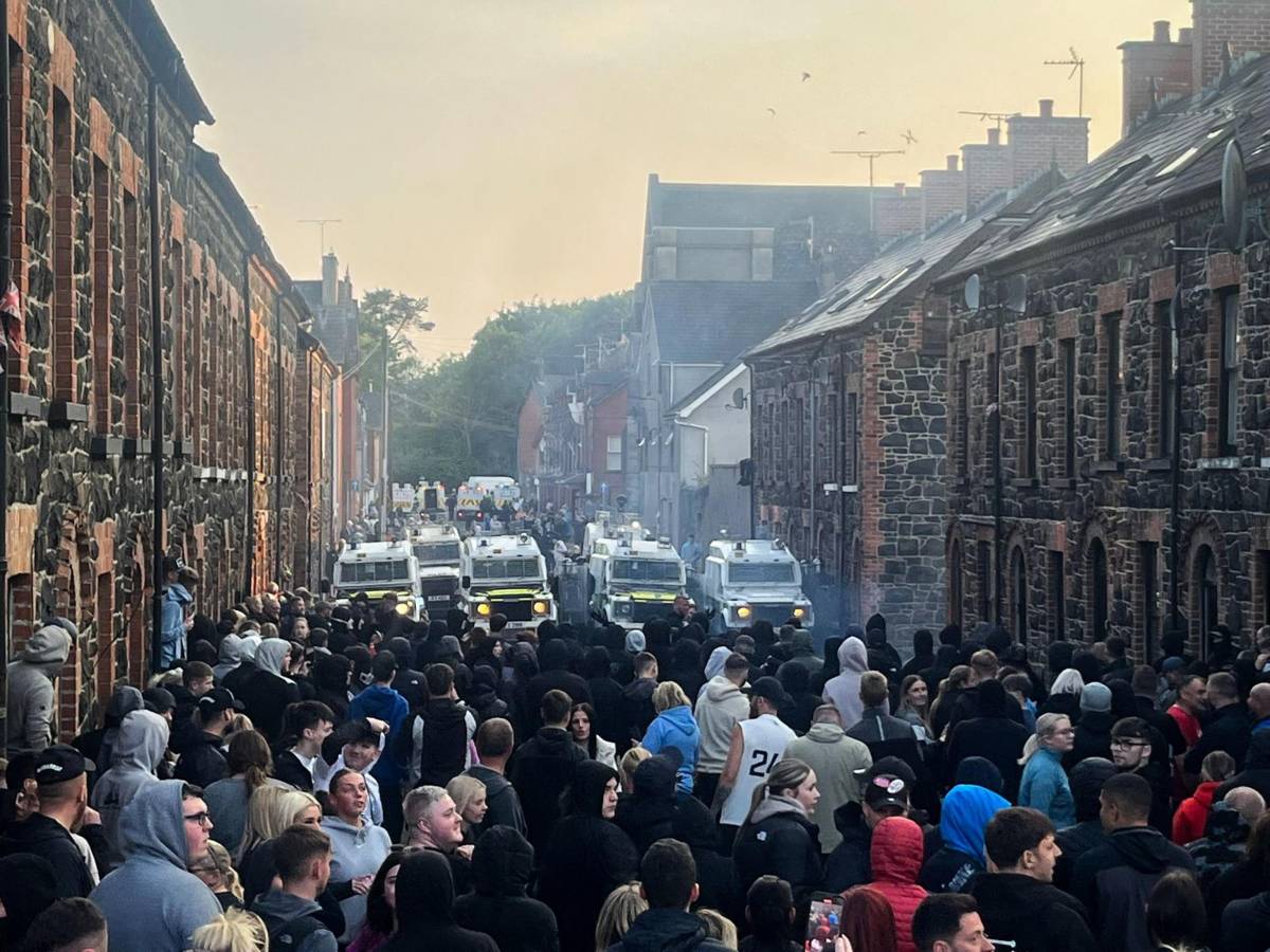 Rivolte anti-immigrati in Irlanda del Nord: esposte bandiere Uk per evitare attacchi