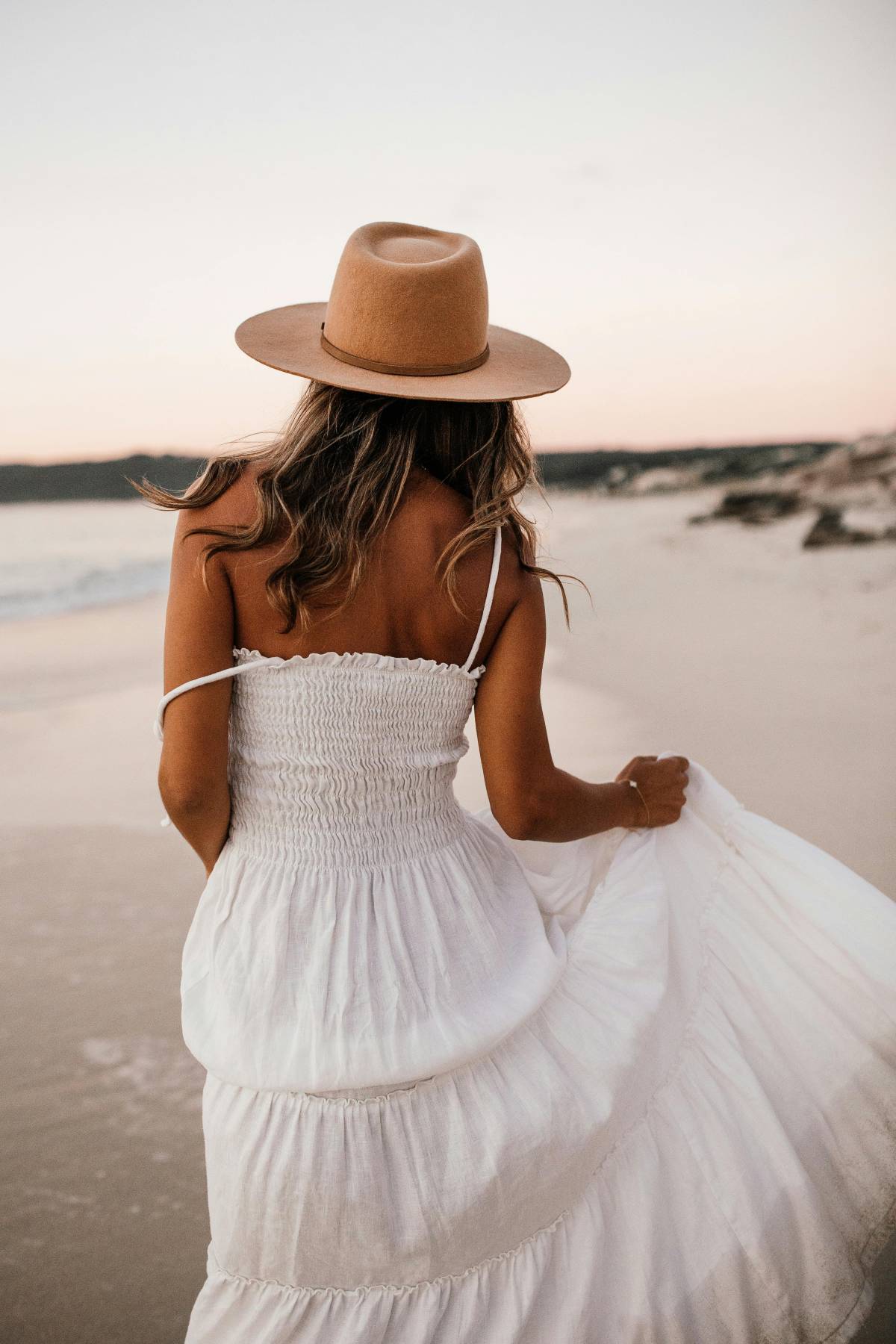 Over 50, l'eleganza anche in spiaggia: cosa indossare sopra il costume