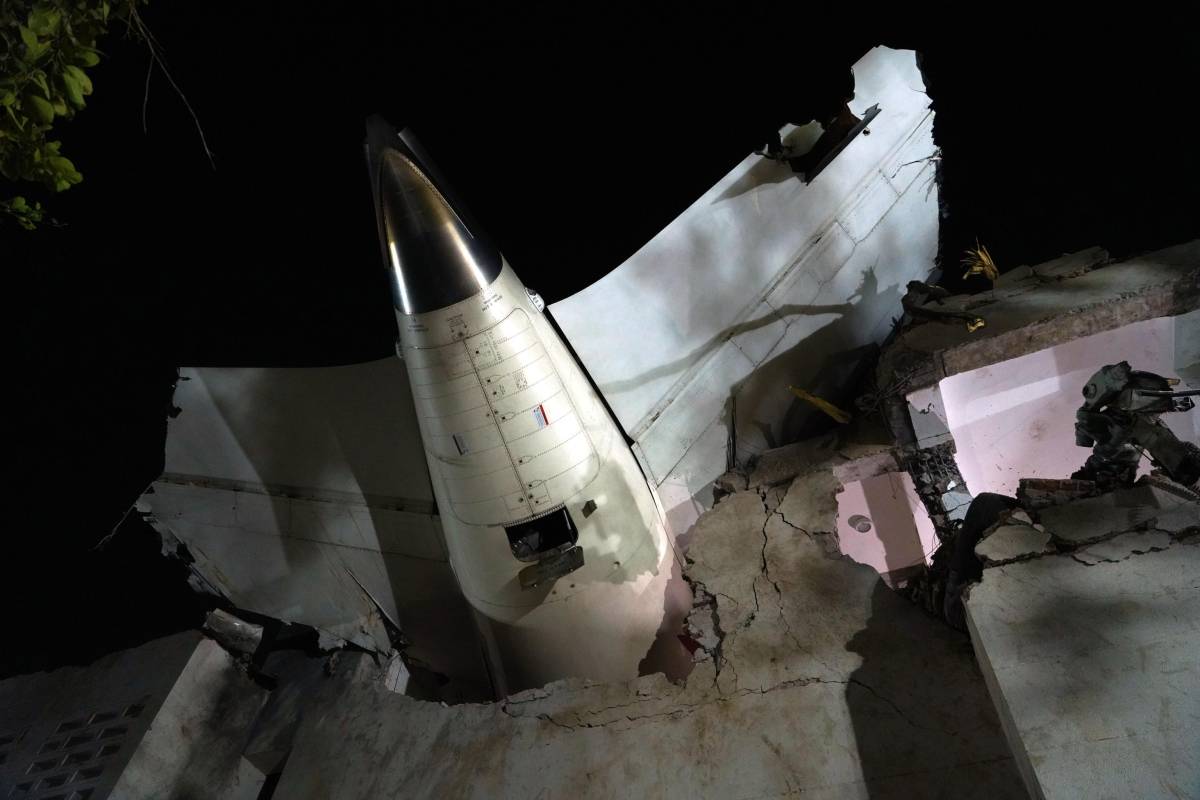 L'aereo precipita al decollo: 300 morti, un solo superstite