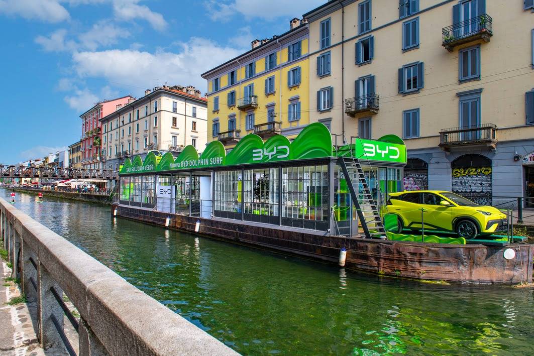 La nuova Byd Dolphin Surf cavalca l’onda dell’elettrico sui Navigli di Milano