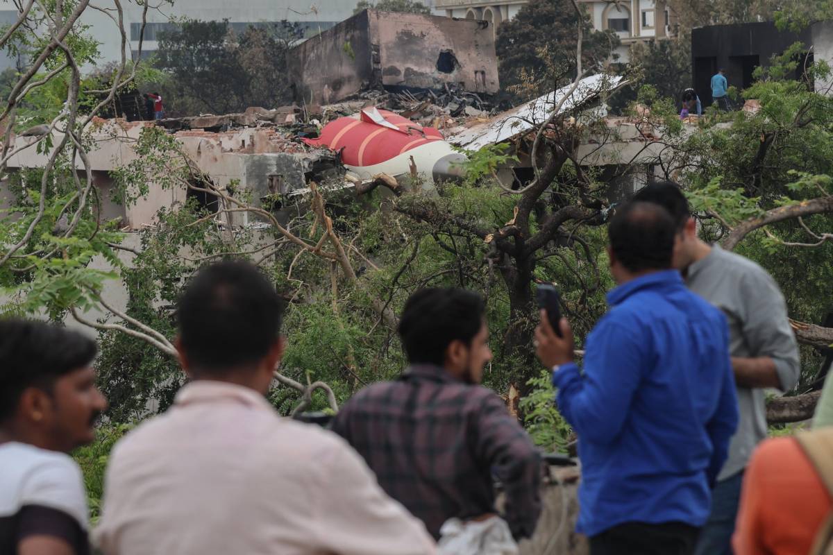 Il decollo, l’apertura dei flap, il carrello: le anomalie sul disastro aereo in India