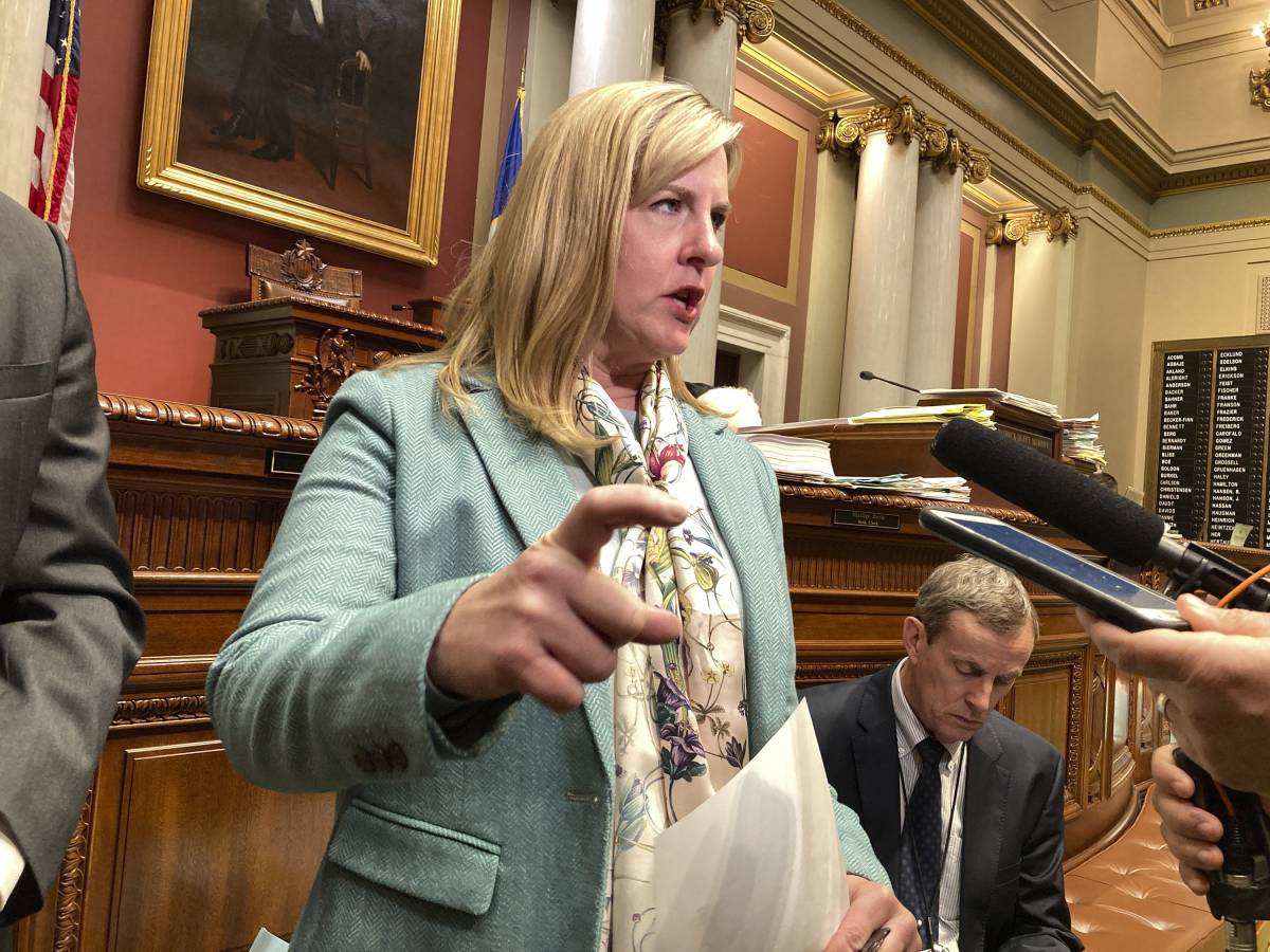 Si finge poliziotto e spara a due politici locali: uccisa l'ex speaker della Camera Melissa Hortman