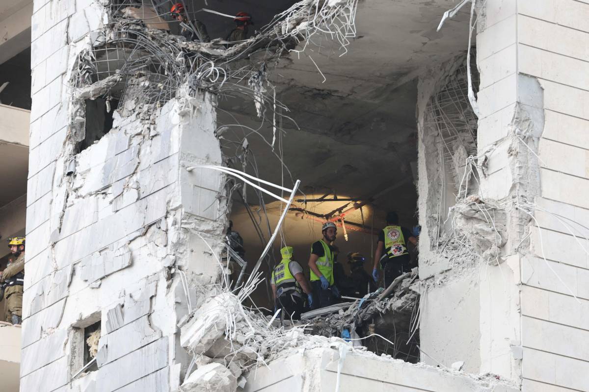 Palazzo sventrato a Tel Aviv dai missili iraniani