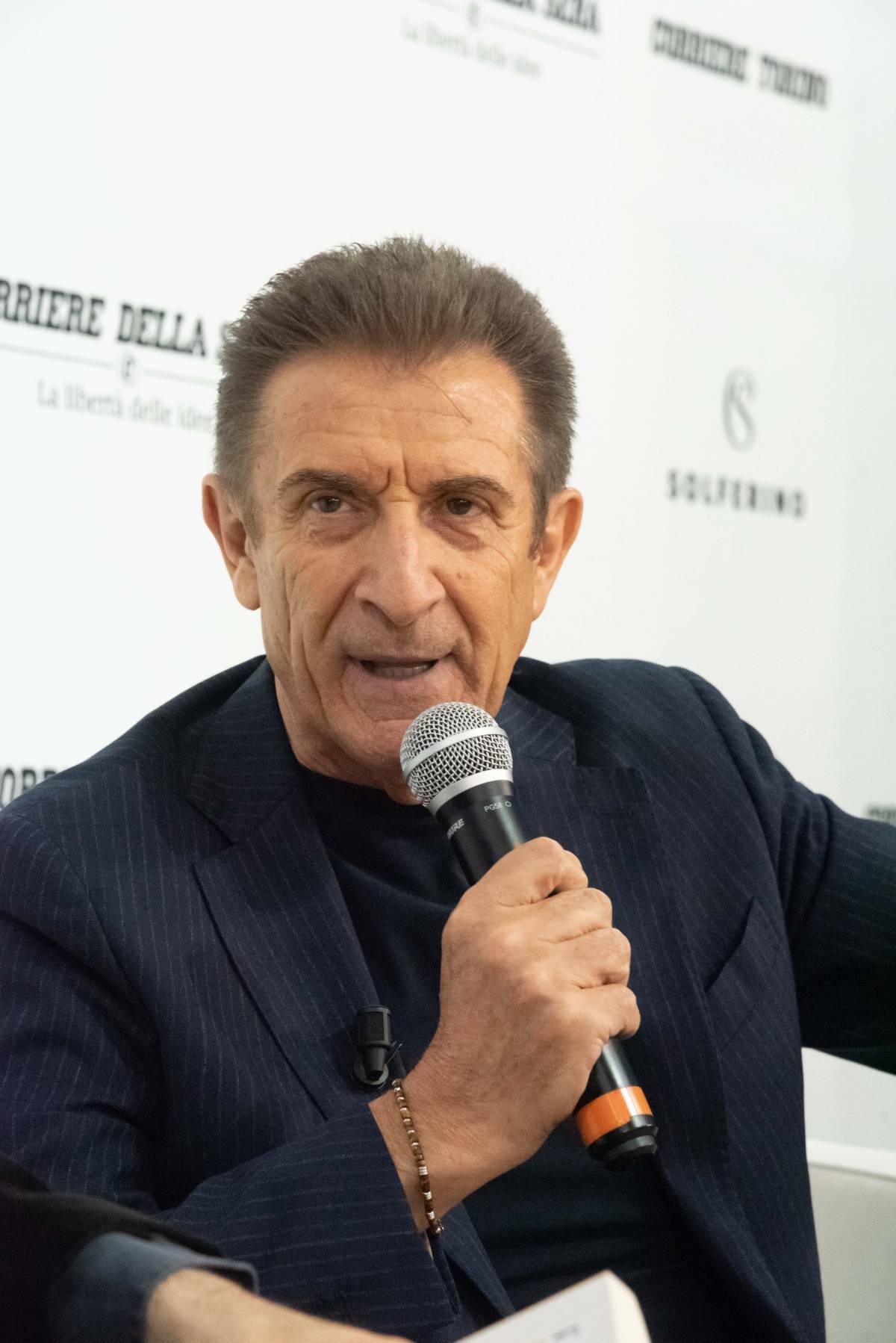 A Ezio Greggio la targa Troisi. "Io premiato in memoria sua"