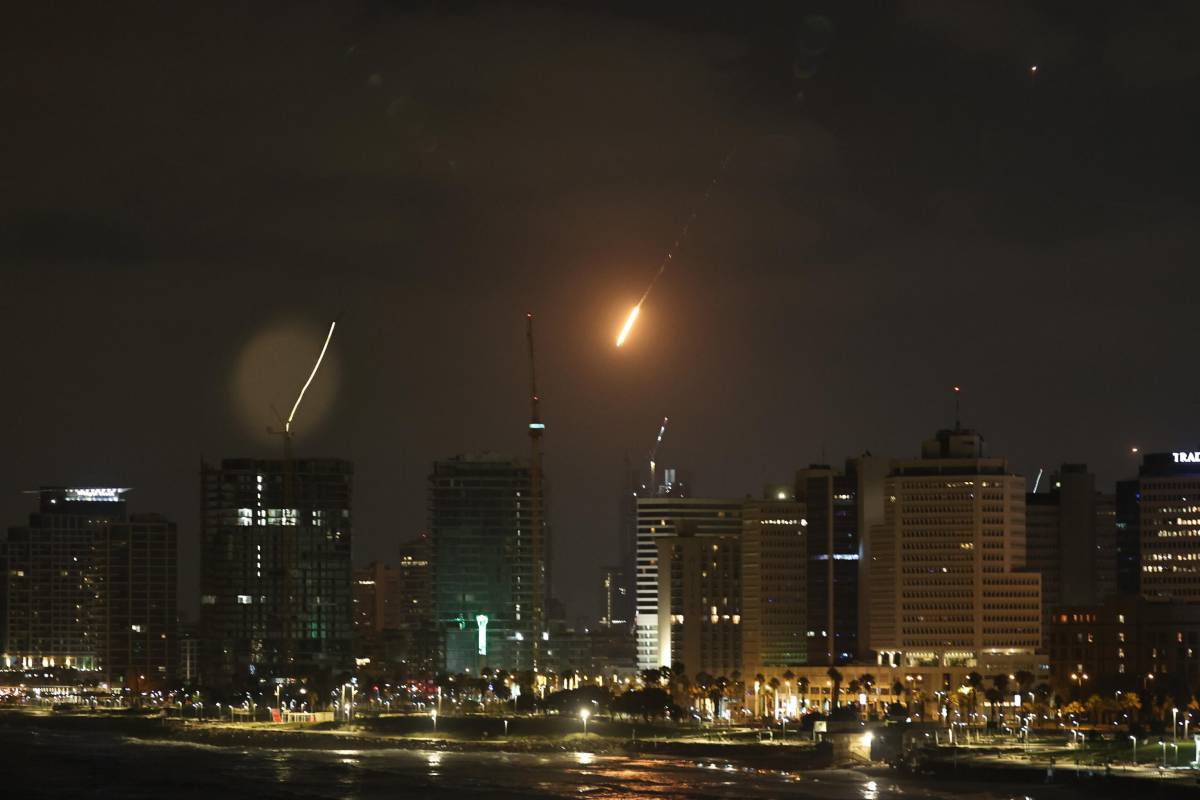 Netanyahu: "Dominiamo i cieli di Teheran". Khamenei in un bunker con la famiglia | La diretta