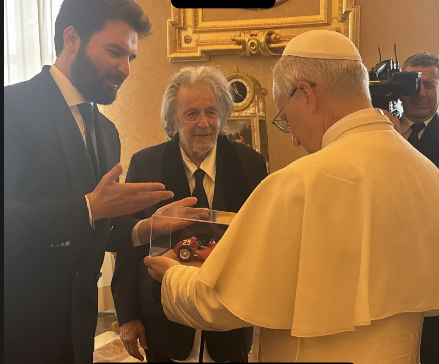 Il Santo Padre Leone XIV insieme al produttore Andrea Iervolino (sinistra) e all'attore Al Pacino. Foto @Instagram Andrea Iervolino