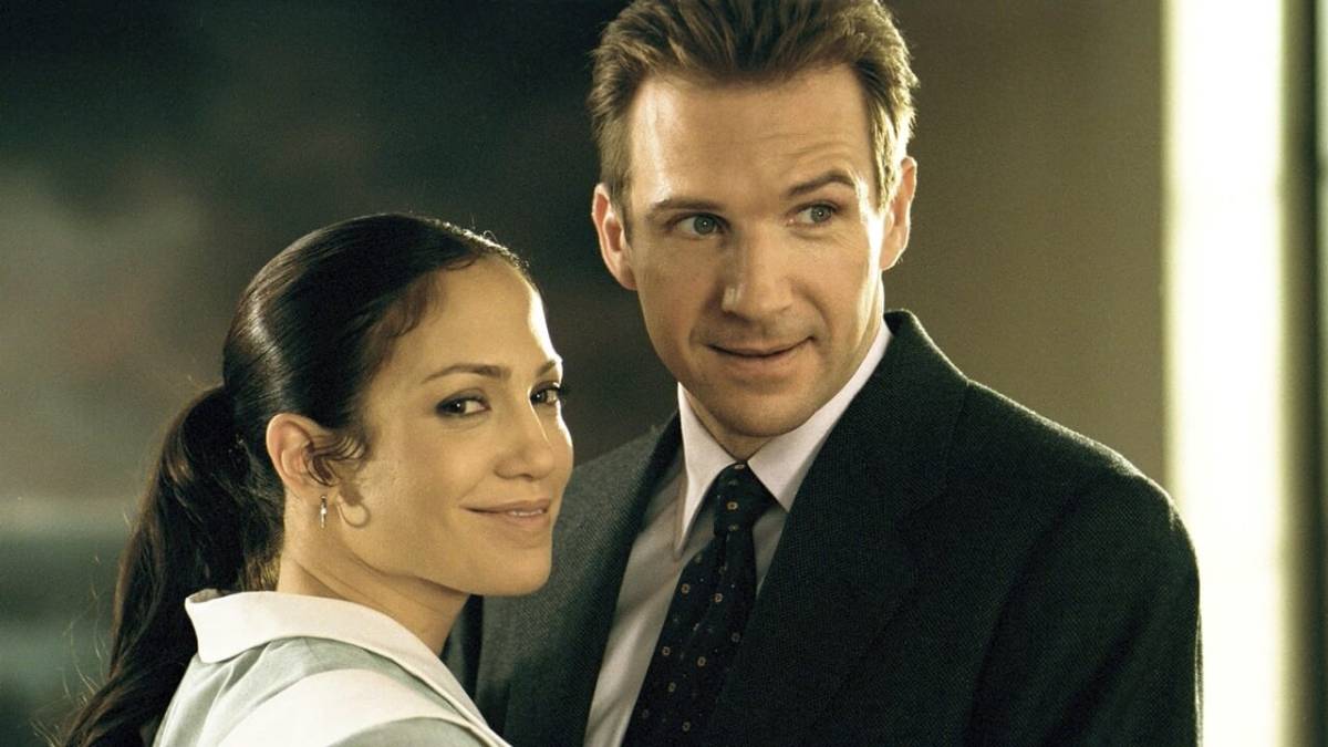 Jennifer Lopez e Ralph Fiennes in una scena di "Un amore a 5 stelle"