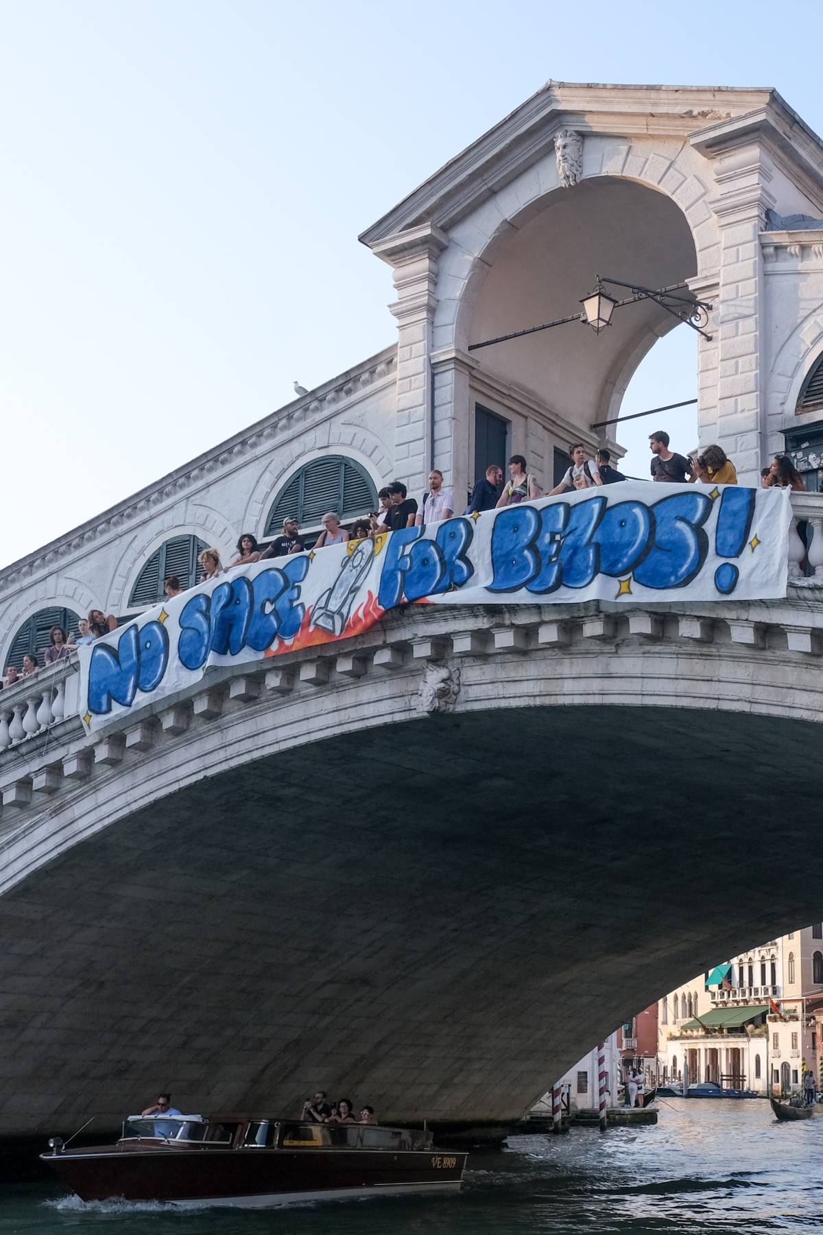 Nascono i “No Space for Bezos". Anpi e No global pronti a boicottare il matrimonio di Mr Amazon