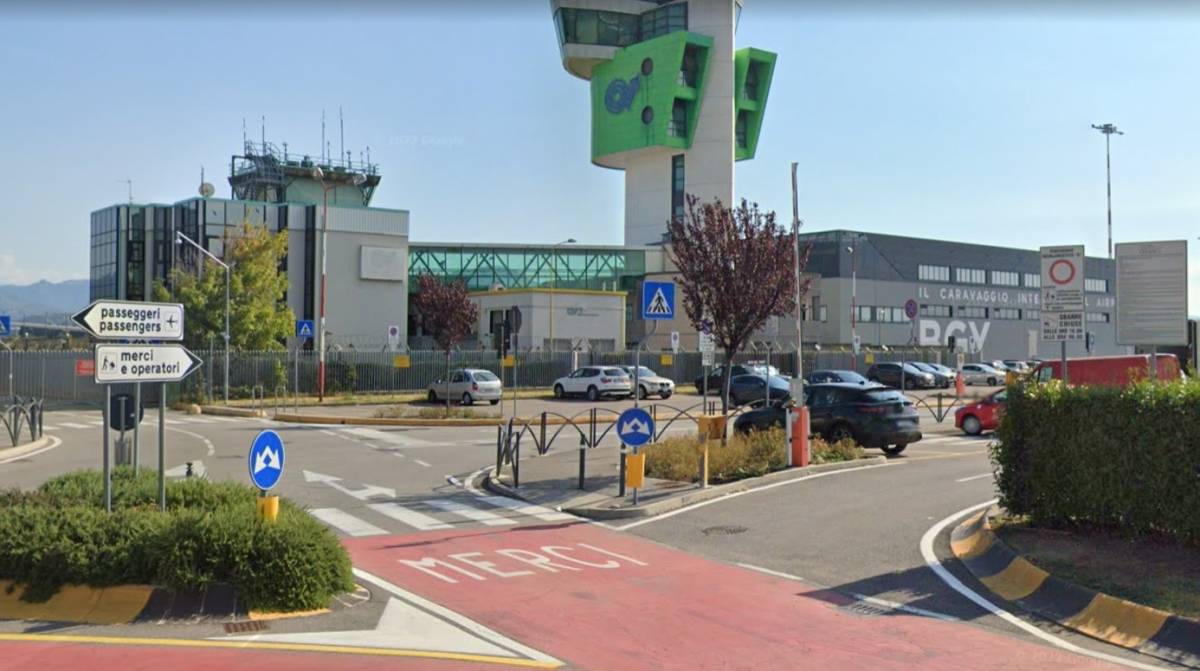 Panico sul volo da Londra, passeggero rompe il naso a un poliziotto: cosa è successo