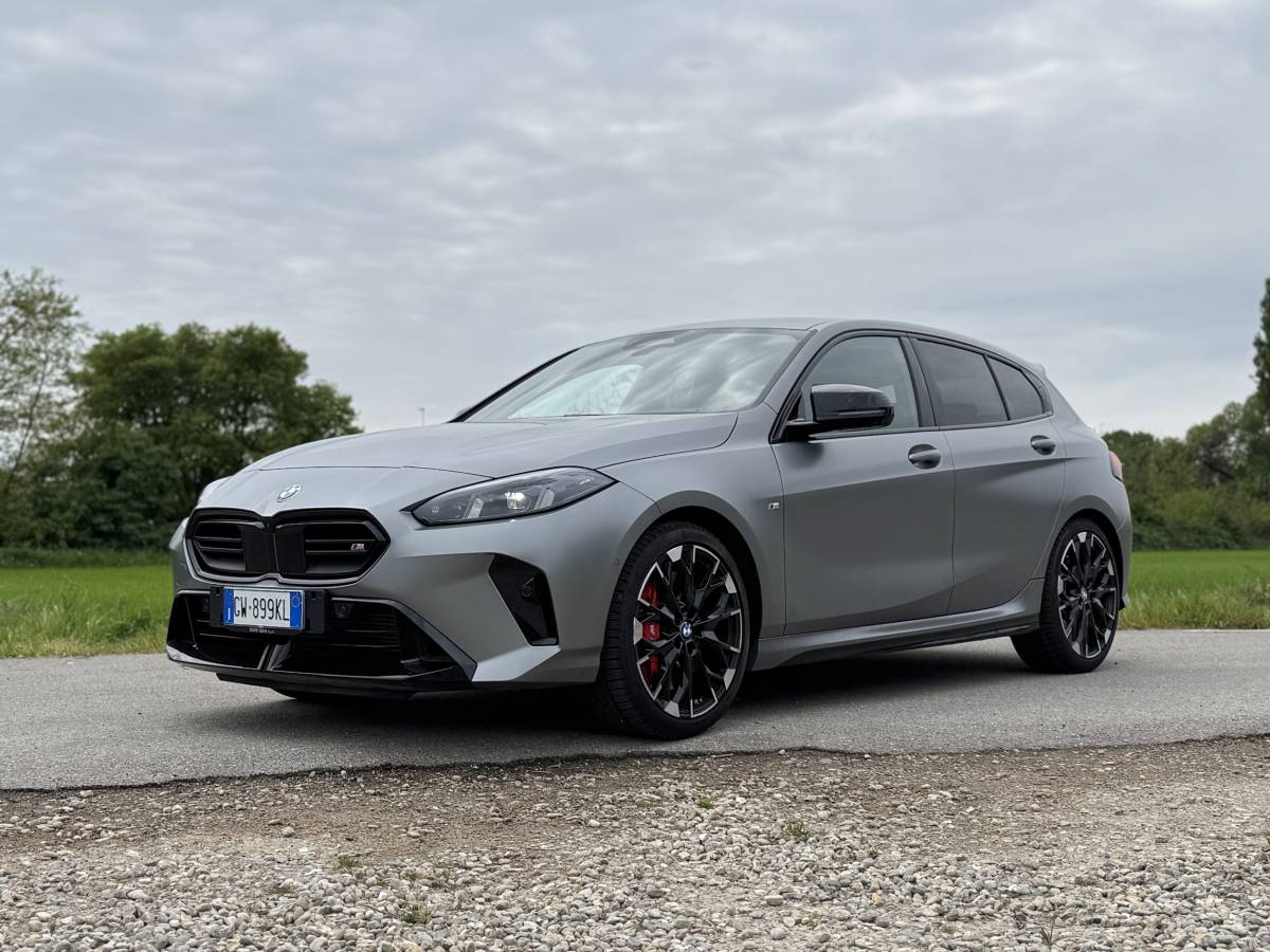 BMW M135 xDrive 2025: grintosa, precisa e (più) matura dell’antenata