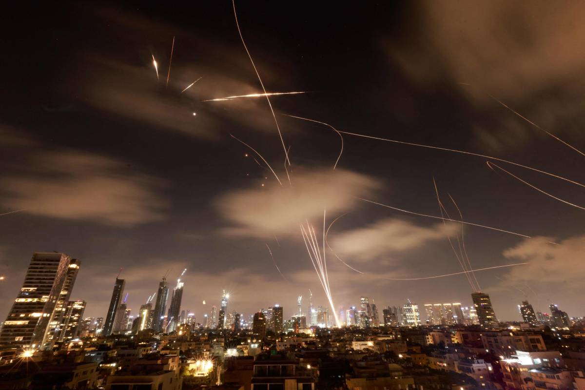 La minaccia di Khamenei: "Se gli Usa attaccano, danni irreparabili". Israele: "Così cadono le dittature" | La diretta