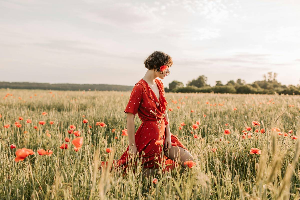 Moda, le fantasie dell'estate 2025 che ringiovaniscono: come indossare righe, pois o animalier