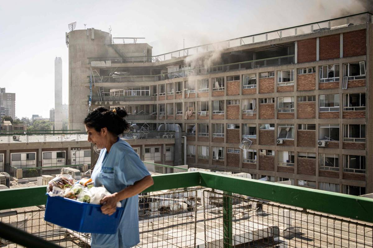Israele attacca il reattore di Arak. L'Iran colpisce un ospedale, Netanyahu: "Tiranni terroristi" | La diretta