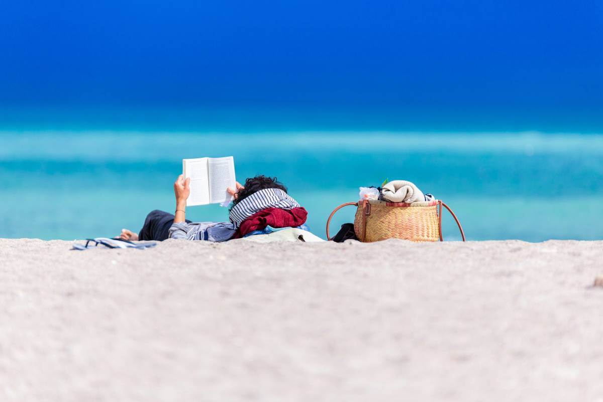 Libri sotto l'ombrellone: le novità dell'estate 2025 per gli over 50