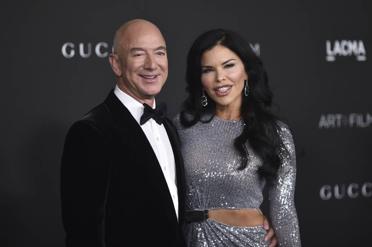 Jeff Bezos, le date e gli invitati al matrimonio: quando partono i festeggiamenti. Parata di vip attesa a Venezia