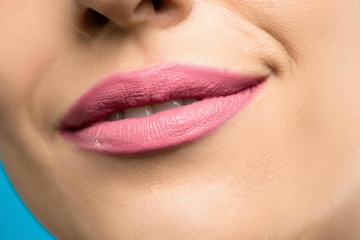 Rossetto alle labbra, quale evitare e quale no? I consigli per le over 50
