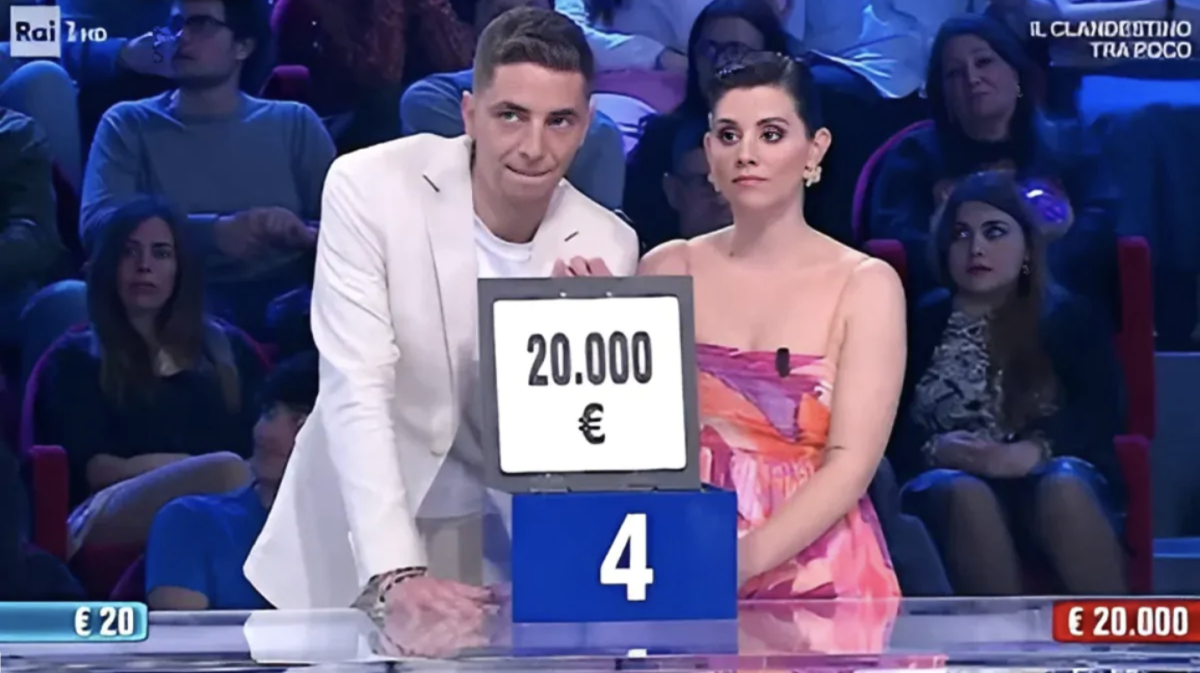 Harley Zuriatti (destra) durante la sua partecipazione al programma "Affari Tuoi" insieme al marito Andrea Fiorillo (sinistra) Foto. Video