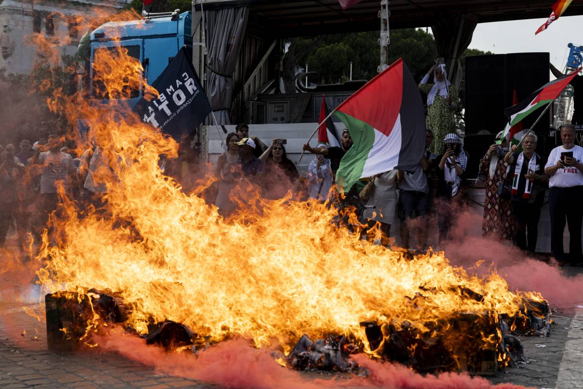 Sinistra divisa in piazza. A Roma si bruciano bandiere di Ue, Nato e Israele