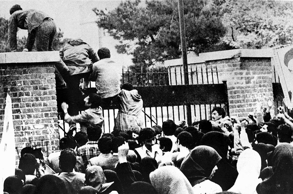 Studenti assaltano l'ambasciata americana a Teheran il 4 novembre 1979