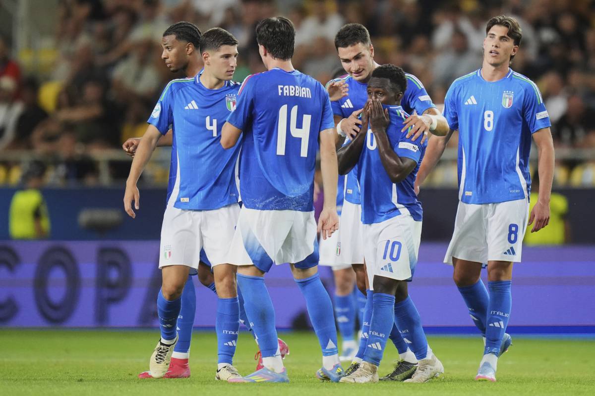 La moda dei calciatori italiani di coprirsi la faccia con la maglietta
